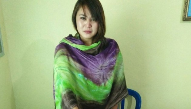 Winda Anggraini saat menunjukkan barang bukti saat berada di Polres Merangin.