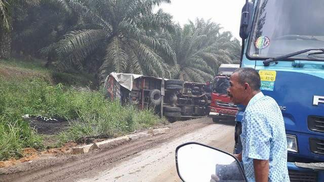 Tronton yang terbalik di Mersam.