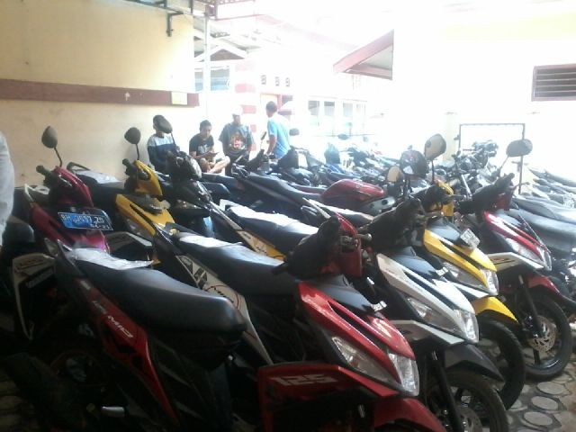 Barang bukti puluhan motor yang diamankan polisi.