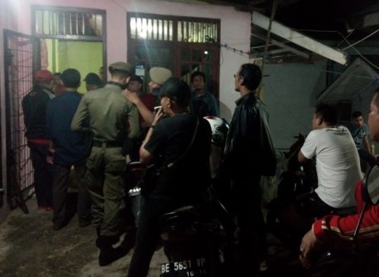 Razia yang digelar petugas di salah satu kosan di Kota Jambi Selasa dini hari (16/8). 