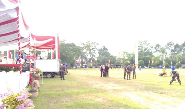 Persiapan upacara HUT RI di lapangan kantor Gubernur Jambi Rabu (17/8)