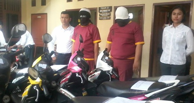 Cecep Supriyadi dan Ahmad Yusuf, tersangka kasus penggelapan sepeda motor yang diamankan Polisi.