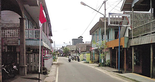 Tidak semua warga di Kelurahan Padang memasang bendera merah putih di depan rumah mereka, meski dalam suasana peringatan HUT ke-71 RI. <i>Foto: Enny/Kalteng Pos</i>