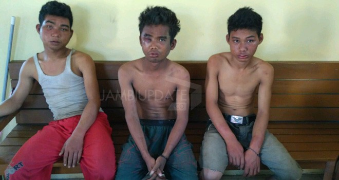 3 pelaku begal daerah SP 6 dan SP 7 Kecamatan Serai Serumpun, Kabupaten Tebo babak belur dihajar warga.