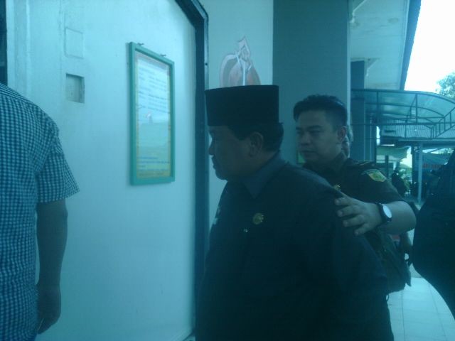 Mantan Kepala UPTB Damkar Sungaipenuh, Herman Jayadi, saat ditahan.