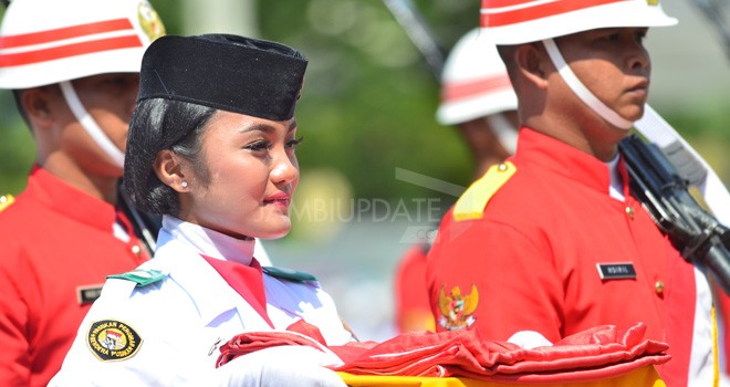 Ririn Afrianti membawa Baki pada HUT RI ke-71 di Kantor Gubernur Jambi. <i>FOTO : M.Ridwan / Jambi Ekspres </i>