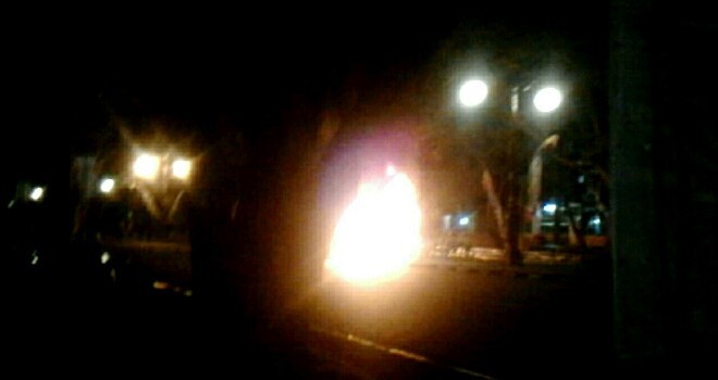 Mobil yang terbakar di Telani Pura