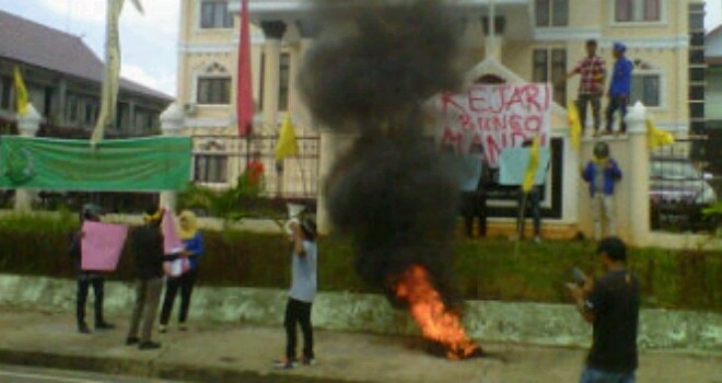 Demo Kantor Kejari Muara Bungo.