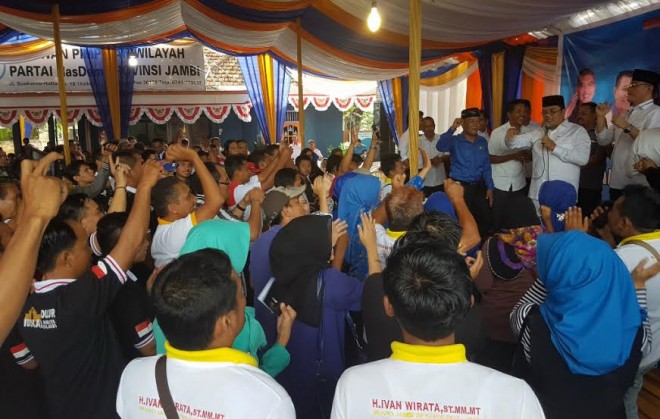 Deklarasi Penyerahan Dukungan, Masa Pendukung Pasangan IW-DS di Kantor DPW NasDem.