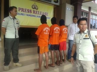 Pelaku yang berhasil diamankan Anggota Polres Tanjab Barat.