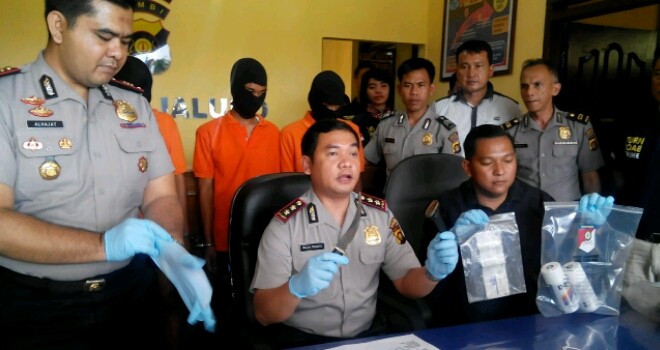 Kapolres, Kapolsek dan Kasat Reskrim Polres Muarojambi saat ekspos penangkapan 3 pelaku begal.