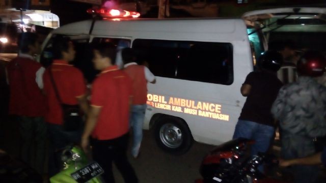 Seorang perempuan yang mengalami patah kaki dibawa ke dalam Ambulance.