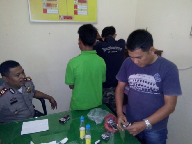 Kanit Reskrim Polsek Muarabulian saat mmeperlihatkan barang bukti.