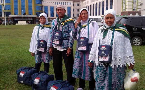  Suwito bersama tiga istrinya, bersiap-siap hendak berangkat ke Tanah Suci Makkah untuk melaksanakan ibadah haji. Foto: Parlindungan/Sumut Pos/JPNN.com