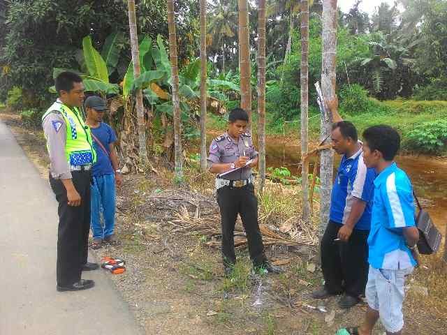 Anggota Satlantas Polres Tanjab Timur saat mendatangi lokasi kejadian.