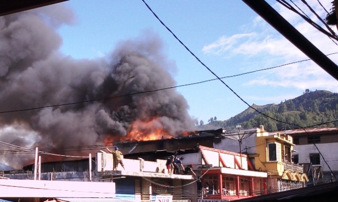 Kebakaran yang terjadi di Pasar Tanjung Bajure Kota Sungai Penuh Sabtu sore (27/8)