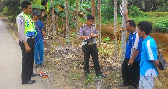 Anggota Satlantas Polres Tanjab Timur saat mendatangi lokasi kejadian.
