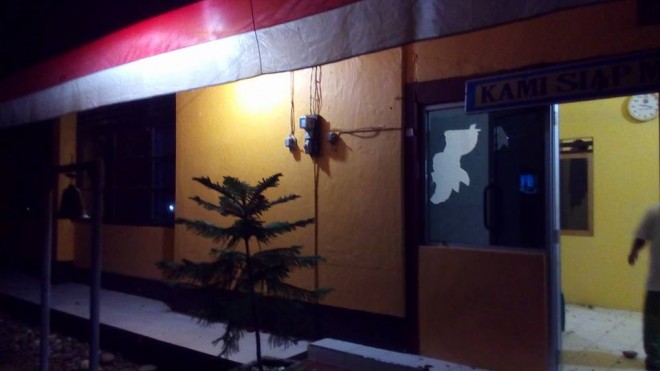 Mapolsek Tabir sebelum dibakar warga tadi malam (27/8). (F/FACEBOOK) 