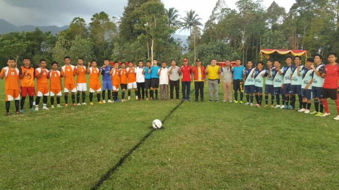 Pembukaan turnamen sepakbola SY Fasha Cup di lapangan sepakbola PS Binhar, Tebat Ijuk, Kerinci