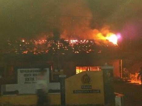 Polsek Tabir, Merangin dibakar warga. (Foto : Facebook)