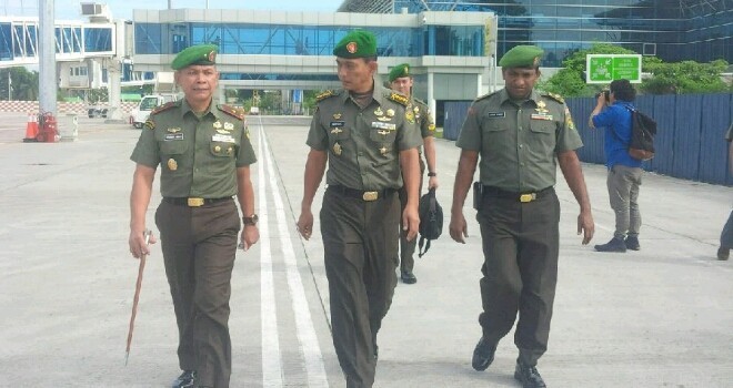 Komandan Korem 042/Garuda Putih, Kolonel Inf Refrizal saat tiba di Bandara Sultan Thaha Syaifuddin Jambi.