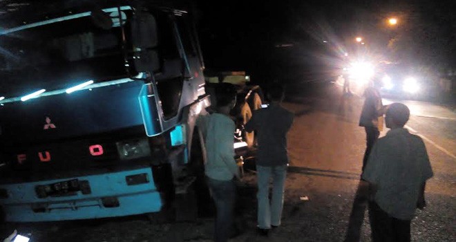 Kontainer yang bermuatan kayu terbalik di Jalan Lintas Timur Sengeti.