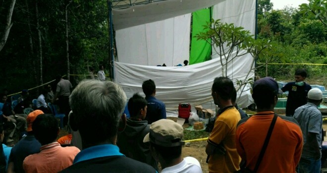 Proses pembongkaran makam almarhumah Anita Leonita di TPU Desa Sungai Alai, Dusun Jaya Mulya. 