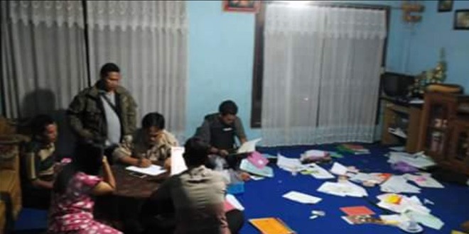 Polisi saat menggeledah salah satu rumah tersangka sindikat pembuat dokumen palsu di Kerinci.