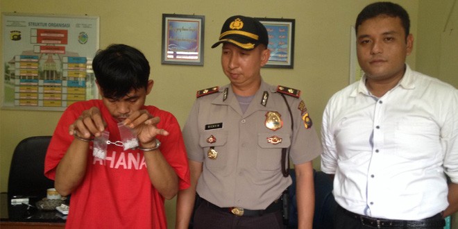 Salah satu kurir narkoba yang ditangkap Satuan Narkoba Polres Sarolangun, Minggu (4/9).
