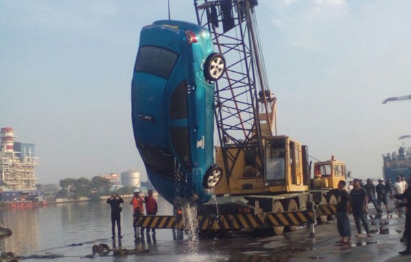 Taksi yang nyemplung di Dermaga Tanjung Priok