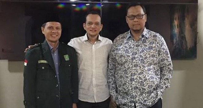 Amin Nasution (tengah)