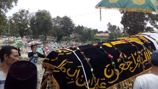 Yusmarnanto saat dimakamkan di TPU Teratai I.