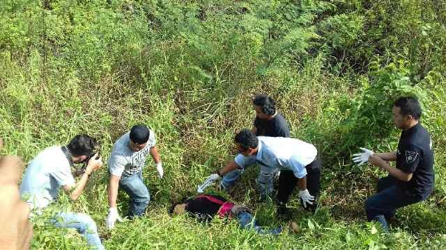 Mayat yang ditemukan warga Bungo di pinggir jalan lintas Sumatera.