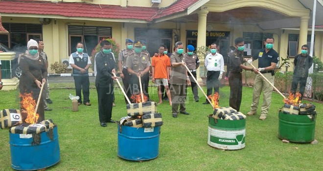Wakil Bupati Bungo, Safrudi Dwi Aprianto bersama Kapolres Bungo, AKBP Asep Amar Permana dan unsur Forkompimda, memusnahkan barang bukti Narkoba hasil tangkapan Mapolres Bungo.