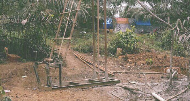 Sumur bor minyak ilegal.