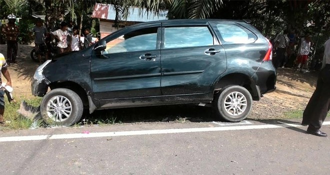 Bagian depan mobil xenia hancur akibat tabrakan dengan tronton di Tanjab Timur, Kamis siang (8/9).