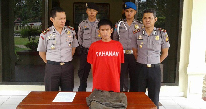 Hendrafeli alias Hen tersangka yang menyerahkan di ke Polres Sarolangun.