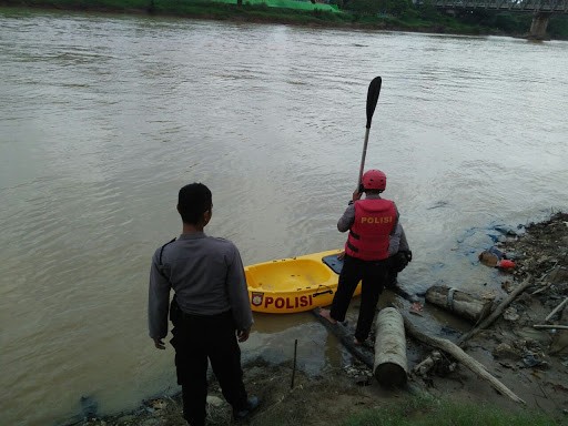 Polisi saat mencari korban Holik yang tenggelam.