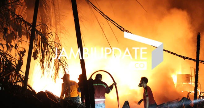 Petugas Damkar berjibaku memadamkan api yang melahap sebuah gudang di Bagang Pete malam ini  (10/9)