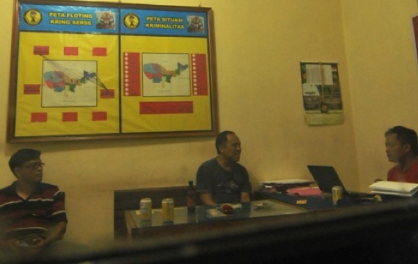 INTEROGASI - Sisyanto tengah diinterogasi oleh anggota Polres Tegal. Foto: YERRY NOVEL/RADAR SLAWI