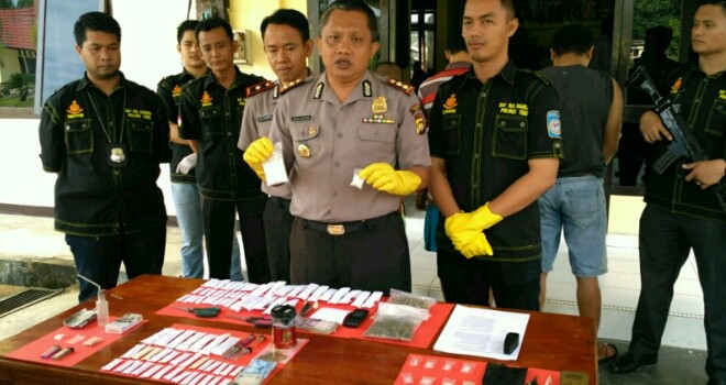 Barang bukti narkoba jenis sabu yang di amankan Kasat Narkoba Polres Tebo.