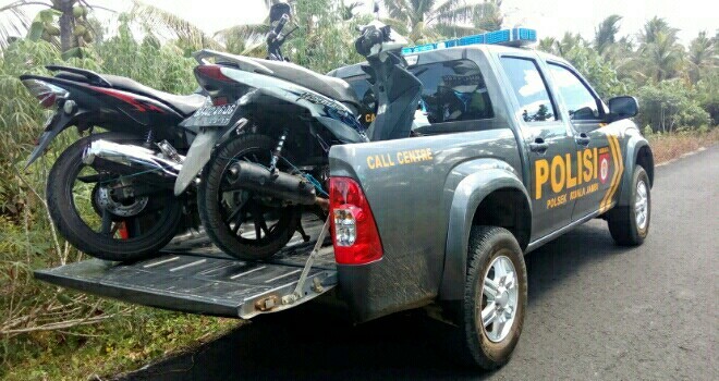2 motor yang dibawah Mobil Polsek Kuala Jambi.