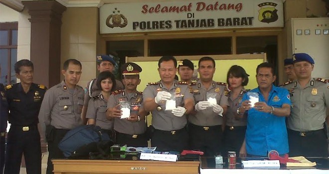 Polres Tanjabbar bersama petugas Bea Cukai dan Pol Air Mabes saat meperlihatkan barang bukti.