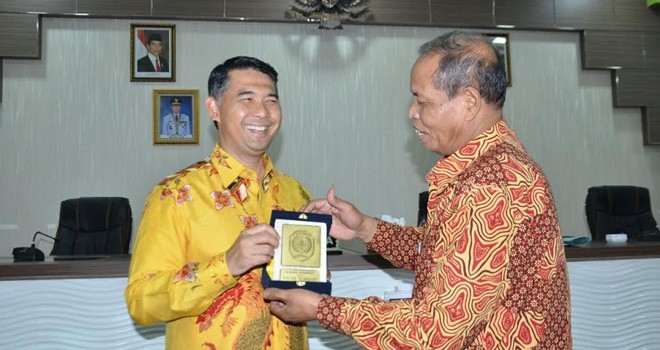 Ketua rombongan studi banding Pemkab Tulung Agung menyerahkan cinderamata kepada Walikota Jambi
