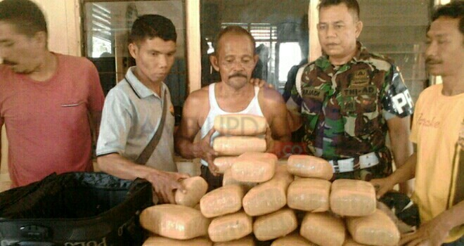 Polres Merangin bersama dengan anggota Kodim 0420 Sarko mengamankan pengedar ganja.