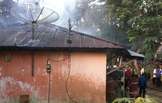 Salah rumah di Lorong Ibrahim yang terbakar tadi sore, Jumat (16/9).