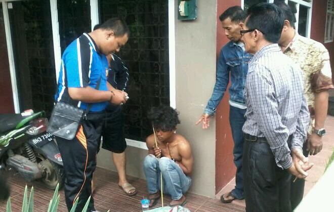 Pelaku saat berhasil diamankan warga.