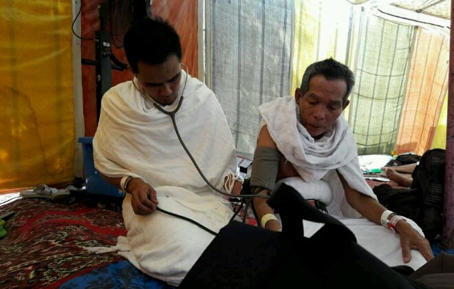 Petugas kesehatan saat memeriksakan kesehatan salah seorang jamaah haji di tenda Mina belum lama ini.