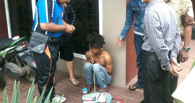 Pelaku maling ayam yang babak belur di hajar massa.