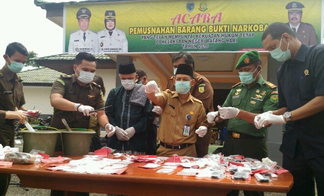 Kejari Muara Bulian saat musnahkan barang bukti Narkoba.